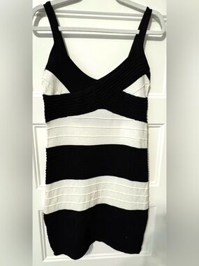 Guess Wilkes Black White Bandage Sweater
Dress XL Bodycon Sleeveless